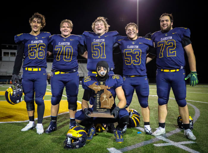 Dellinger (72) celebrates with his teammates. Photo by Mariusz Nowak